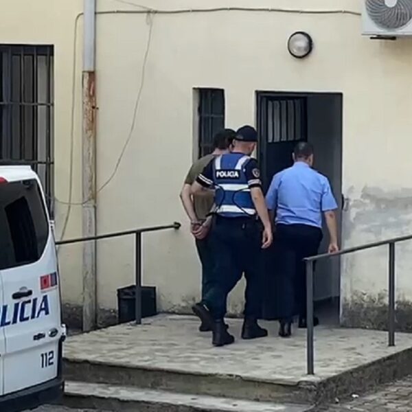 Mbyti nënën! Albi Muhollari lihet në burg, shfaqet i qetë&hellip;