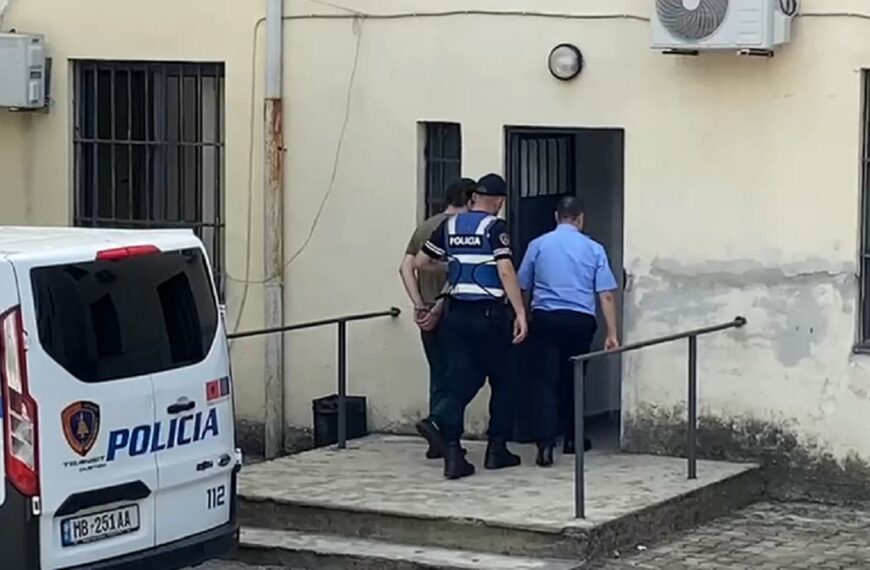 Mbyti nënën! Albi Muhollari lihet në burg, shfaqet&hellip;