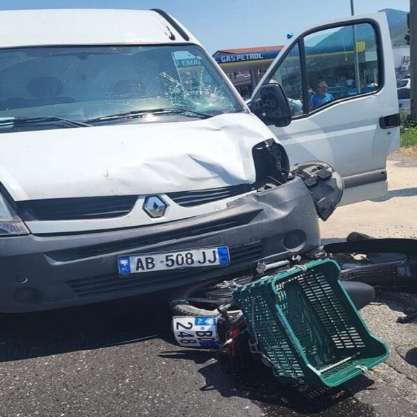 Aksident i rëndë në aksin Lezhë-Shkodër/ Makina përplas motorin, plagoset&hellip;