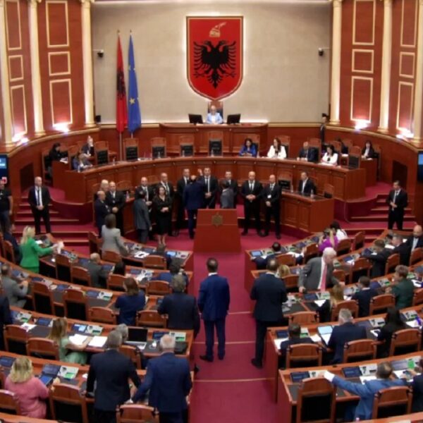 Opozita bllokon foltoren, Balla: 5 minuta pushim të qetësohen