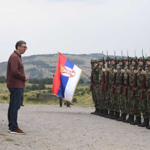 Vuçiç i “përgjigjet” Kurtit, prezanton dronët kinez në ushtri