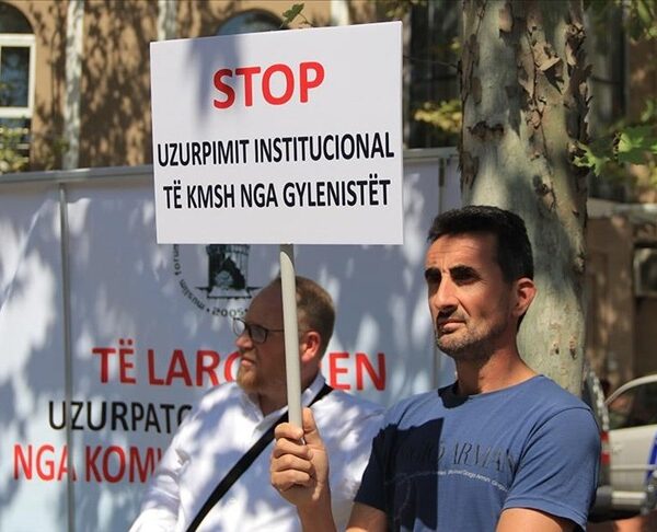 Shqipëri, mbahet tubim kundër parregullsive të procesit zgjedhor në KMSH