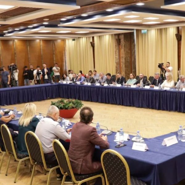 Gazment Bardhi mbledh deputetët e opozitës, i bashkohet edhe grupi&hellip;