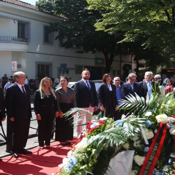 25 vite nga vrasja e Azem Hajdarit, homazhe pranë memorialit&hellip;