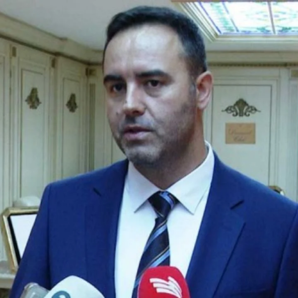​Konjufca krah Albin Kurtit: Lajçak po kryen punën në mënyrë&hellip;