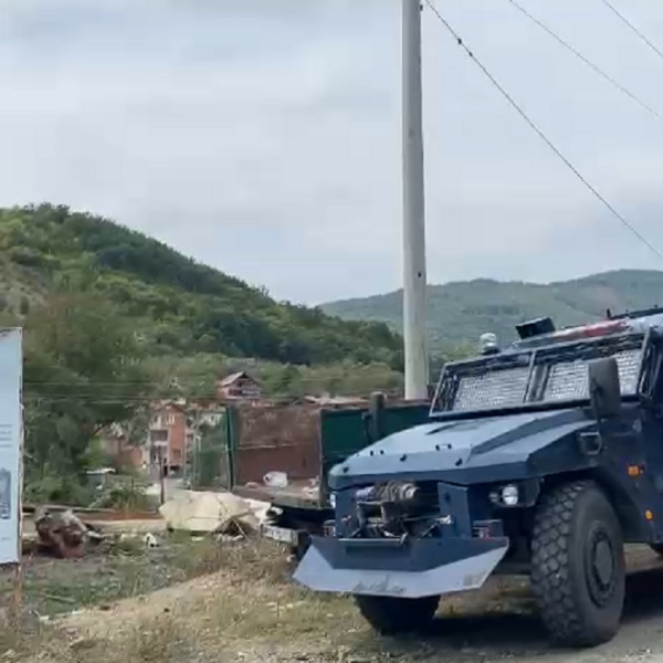 Banorët e Banjskës nxjerrin armët e fshehura nga terroristët