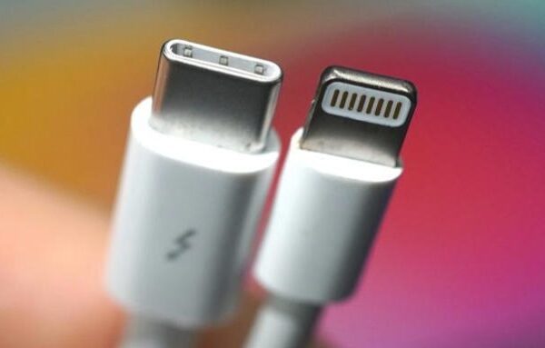 iPhone i ri, karikues i ri: Apple i përkulet rregullave&hellip;