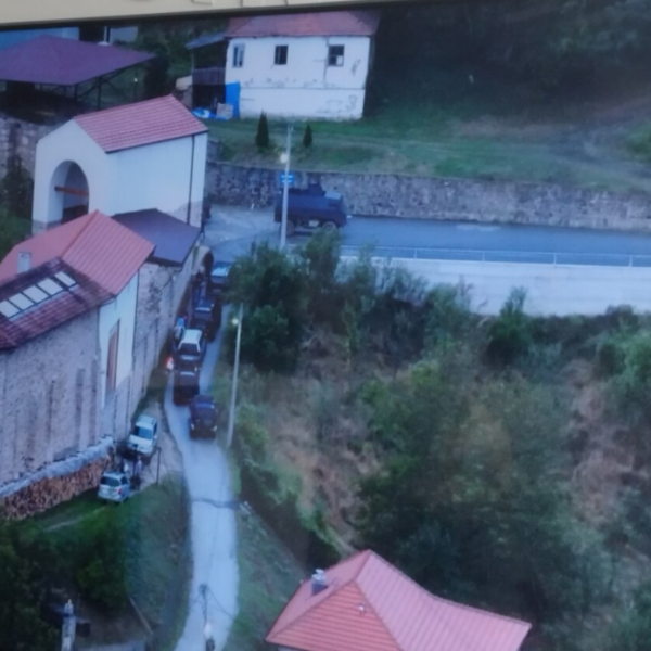 Policia brenda manastirit, arrestohen disa nga sulmuesit në Zveçan