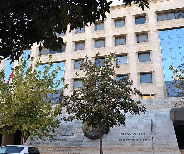 Përvetësuan 33 milionë lekë nga pensionet, kallëzohen 7 zyrtarët shtetërorë