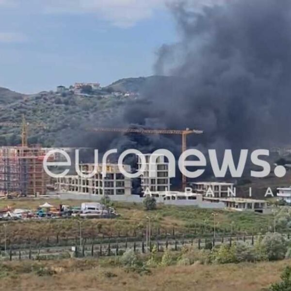 Zjarr në kompleksin në ndërtim në Tiranë, shtullungat e tymin&hellip;