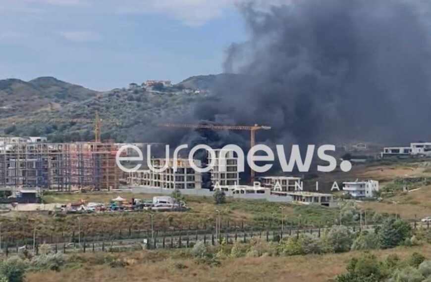 Zjarr në kompleksin në ndërtim në Tiranë, shtullungat&hellip;