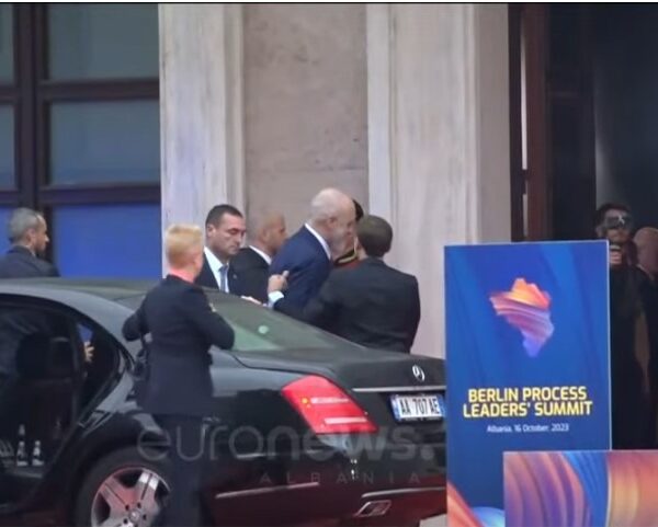 Pas takimit me Begajn, Macron mbërrin në kryeministri, pritet nga&hellip;
