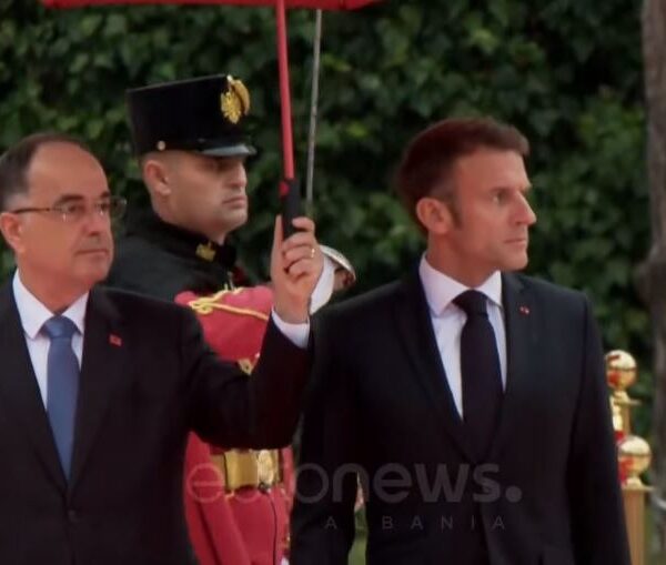 Presidenti Macron pritet me ceremoni nga homologu Begaj