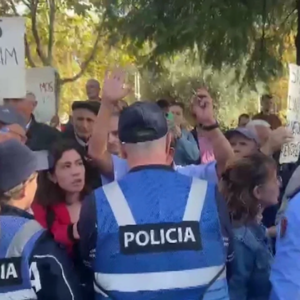 Protestojnë minatorët në pension! Përplasje me policinë jashtë Parlamentit