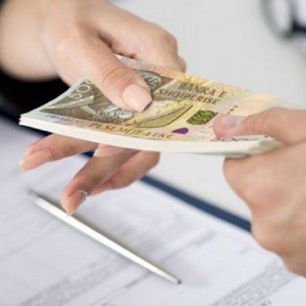 Pagat në sektorin privat, bien në shërbimet financiare e teknologjinë&hellip;