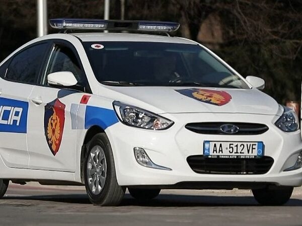Aksident i trefishtë në Elbasan-Cërrik, lëndohen dy persona
