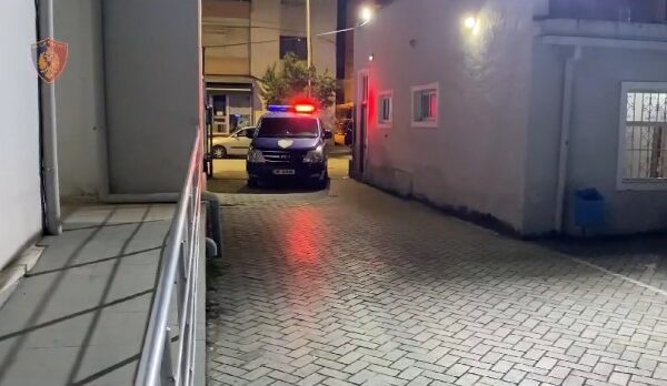 Shpërndante doza kanabisi pranë shkollave, arrestohet 49-vjeçari në Poliçan