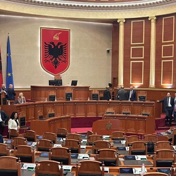 Deputetët e opozitës bllokojnë Kuvendin, nuk lejojnë nisjen e seancës&hellip;