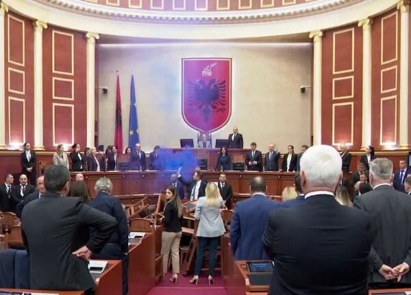 Mbyllet seanca mes tymit e karrigeve të përmbysura, mazhoranca miraton&hellip;