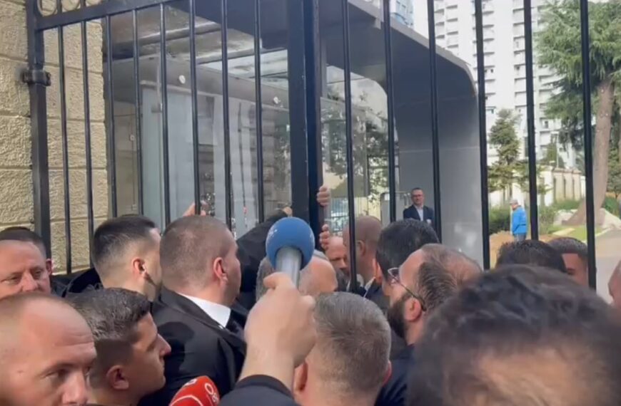 Përplasje mes gardës dhe deputetëve të PD, Noka&hellip;