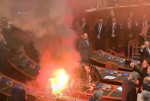 Flakë në parlament, maxhoranca miraton me shpejtësi projektbuxhetin. Mbyllet seanca