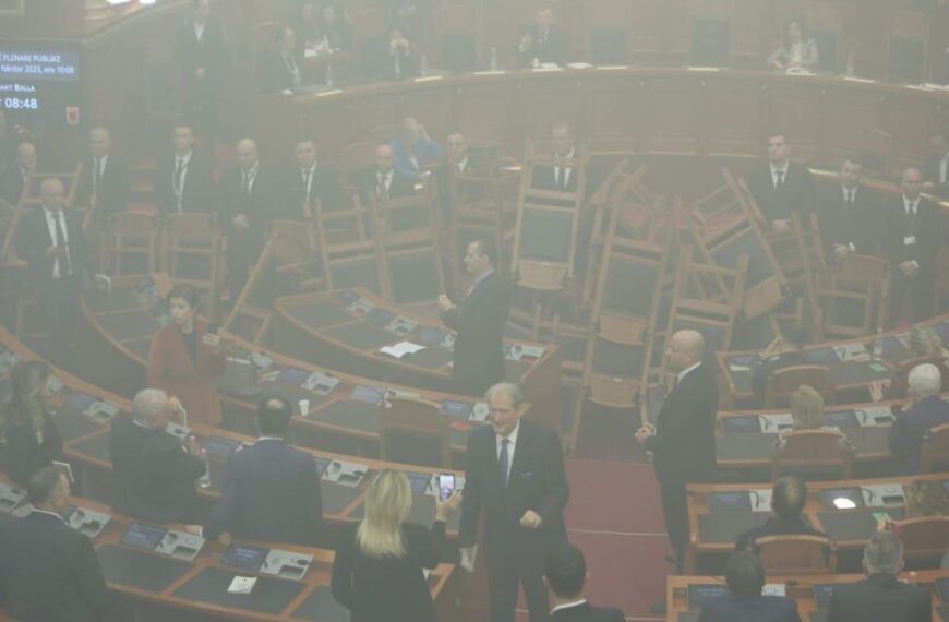 Mbyllet pas 20 minutash seanca plenare, maxhoranca voton&hellip;
