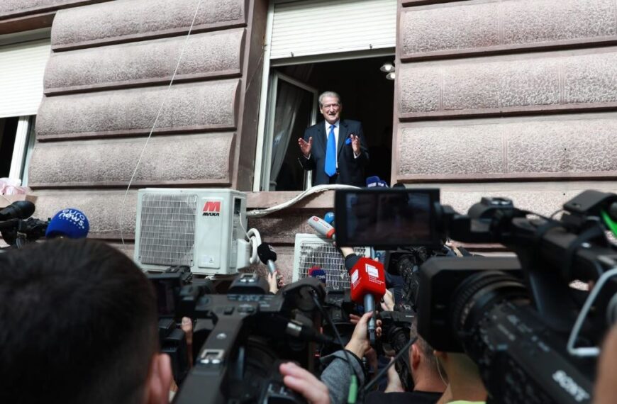 Berisha deklaratë nga dritarja e Kryesisë: Kjo që&hellip;