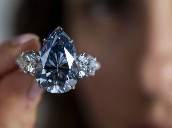 Diamanti i famshëm blu shitet në ankand për 44 mln&hellip;