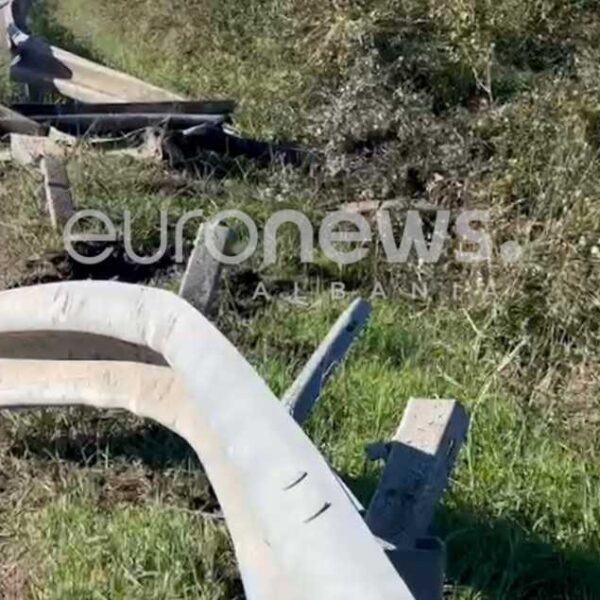 Automjeti del nga rruga e përfundon në kanal, humb jetën&hellip;