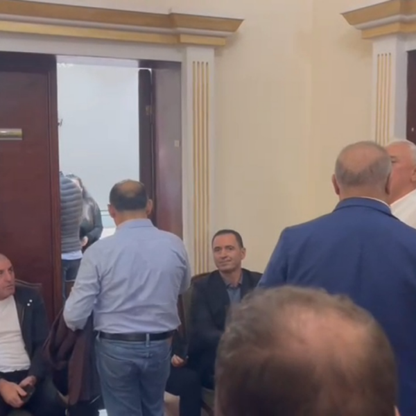 Sërish tensione në Komisione/ Opozita bllokon me karrige hyrjen