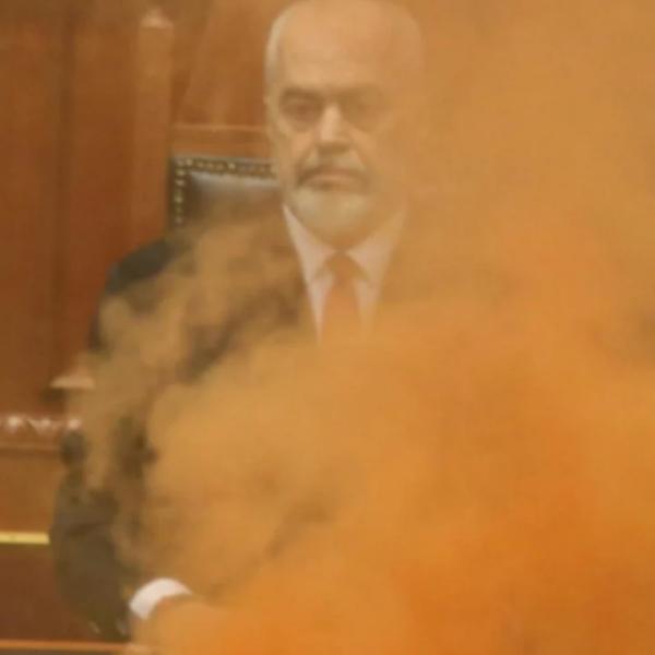 Kaosi në Kuvend, Rama: Politikën e hodhën në mes të&hellip;