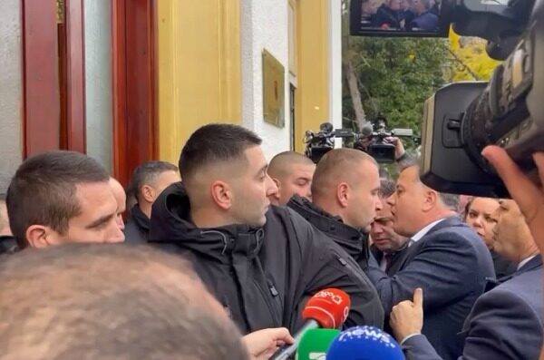 Shtyrje dhe përplasje në hyrje të parlamentit, Noka thyen xhamin&hellip;