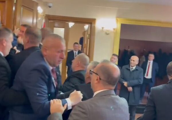 Përplasje mes Gardës dhe deputetëve të PD, Noka konfrontohet fizikisht&hellip;