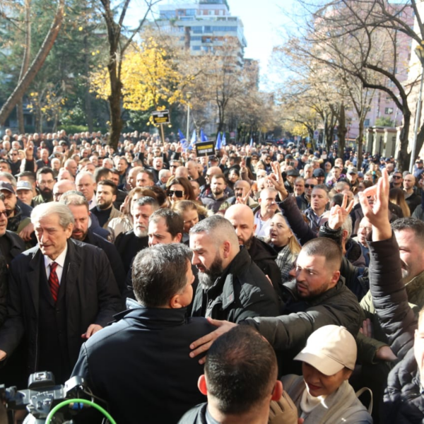 SPAK kërkoi arrestimin, opozita në protestë! Marshon drejt Kryesisë së&hellip;
