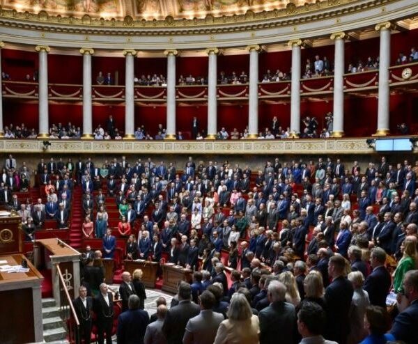 Parlamenti francez miraton ligjin që ashpërson politikat për emigrimin