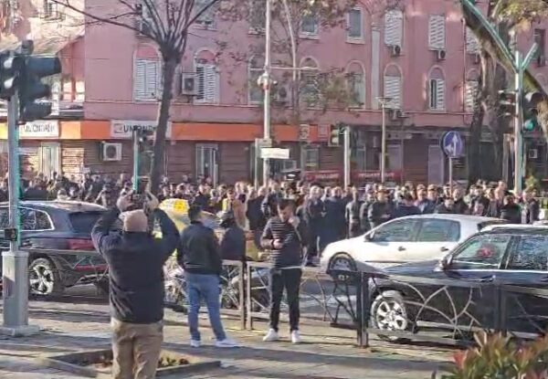 Gjyqi për “vulën” e PD, mbështetësit e Berishës protestë para&hellip;