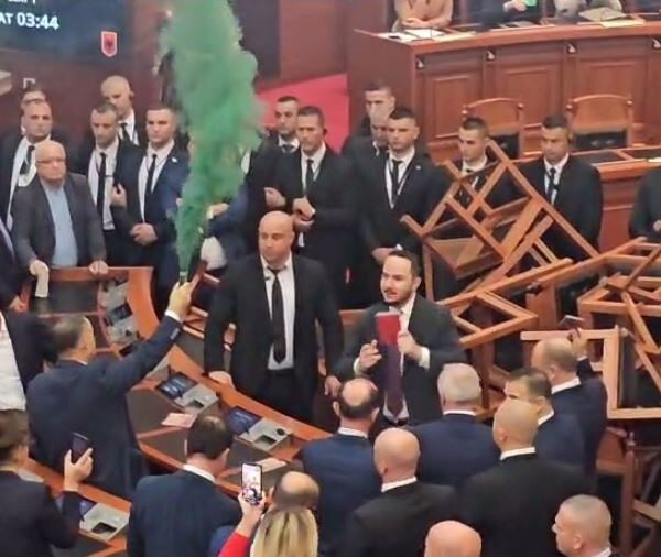 Kaos në parlament, shpërthejnë tymueset. Maxhoranca mban votimin për buxhetin