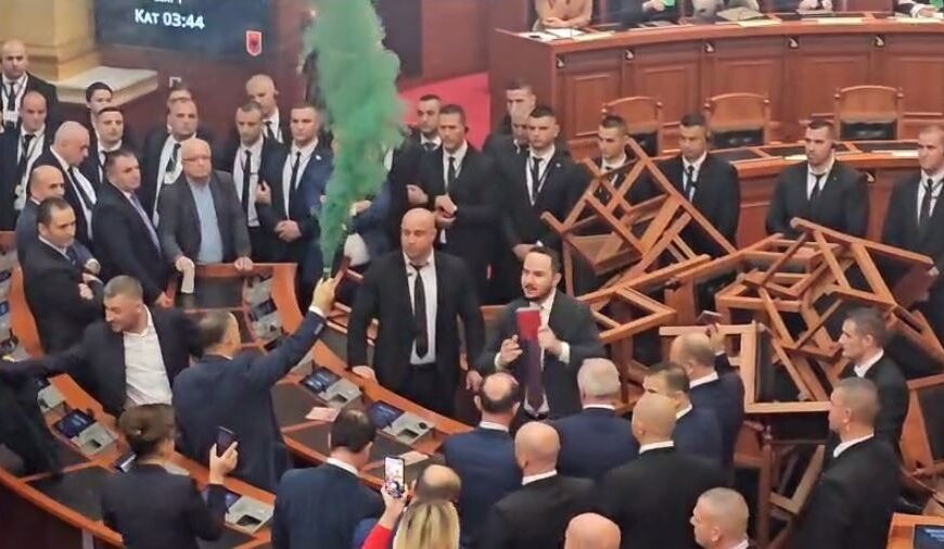 Kaos në parlament, shpërthejnë tymueset. Maxhoranca mban votimin&hellip;