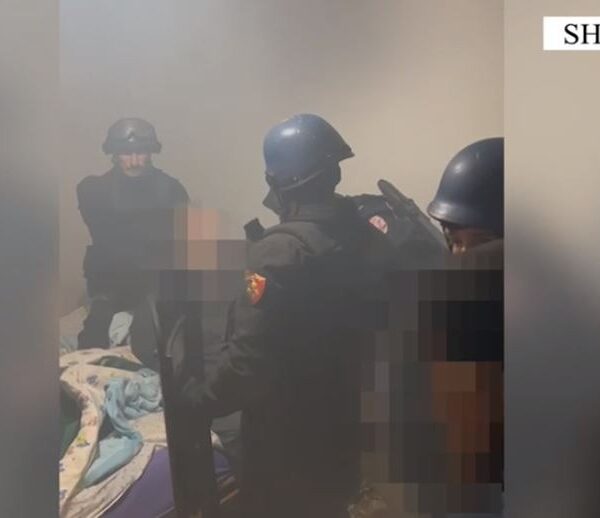 Qëlloi me armë nga ballkoni në drejtim të rrugës, si&hellip;