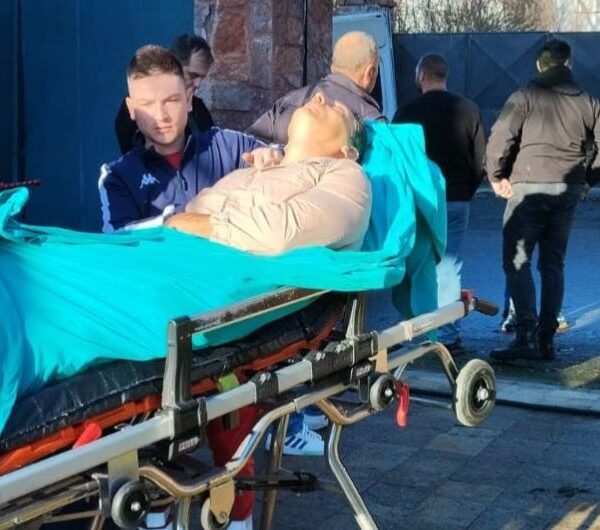 Nderoi Adem Jasharin, e bija tregon dhunën ndaj politikanit serb:&hellip;