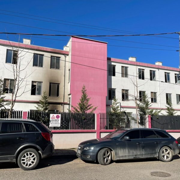 Përfshihet nga flakët shkolla në Tiranë, evakuohen nxënësit