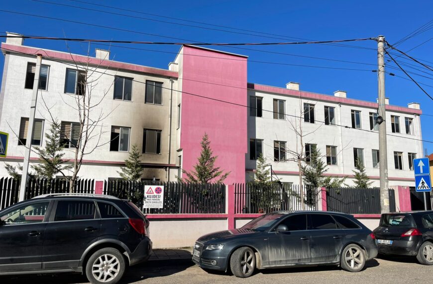 Përfshihet nga flakët shkolla në Tiranë, evakuohen nxënësit