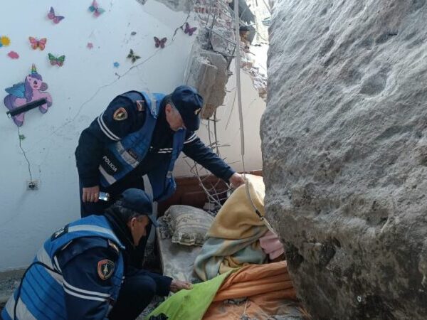 Masivi shkëmbor ra mbi banesë dhe i zuri këmbët, 25-vjeçari&hellip;