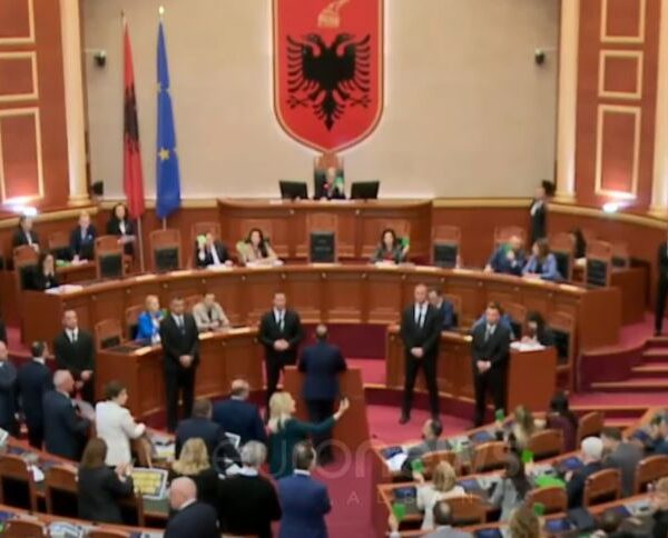 Zhvillohet për 8 minuta seanca plenare, çfarë u votua sot&hellip;