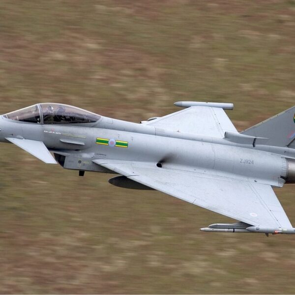 VIDEO| Avionët EuroFighter F-2000 dhurojnë spektakël në bazën ajrore të&hellip;