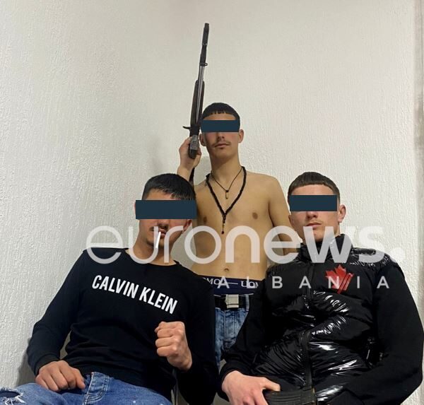 Qëlluan me kallashnikov dhe videot i publikonin në TikTok/ Arrestohen&hellip;