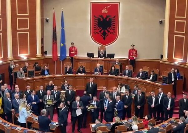Kaosi në seancën plenare të së hënës, përjashtohet me 30&hellip;