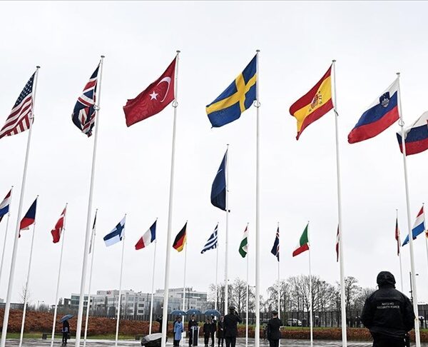 Flamuri i Suedisë ngrihet në selinë e NATO-s