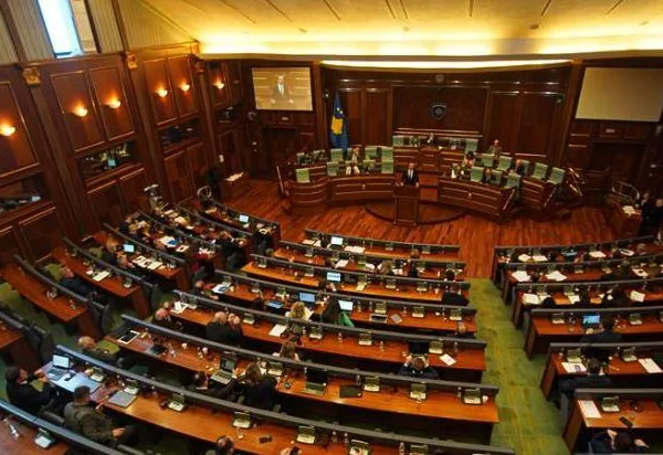 Kosova me kod të ri sjellje për deputetët, kush ofendon&hellip;
