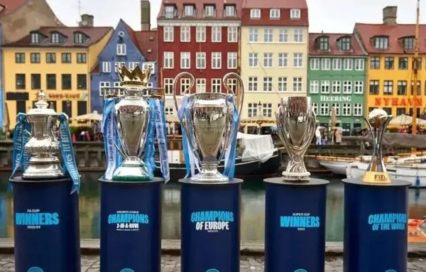 Kupat ikonike të ekiptit anglez Manchester City zbarkojnë në Tiranë!